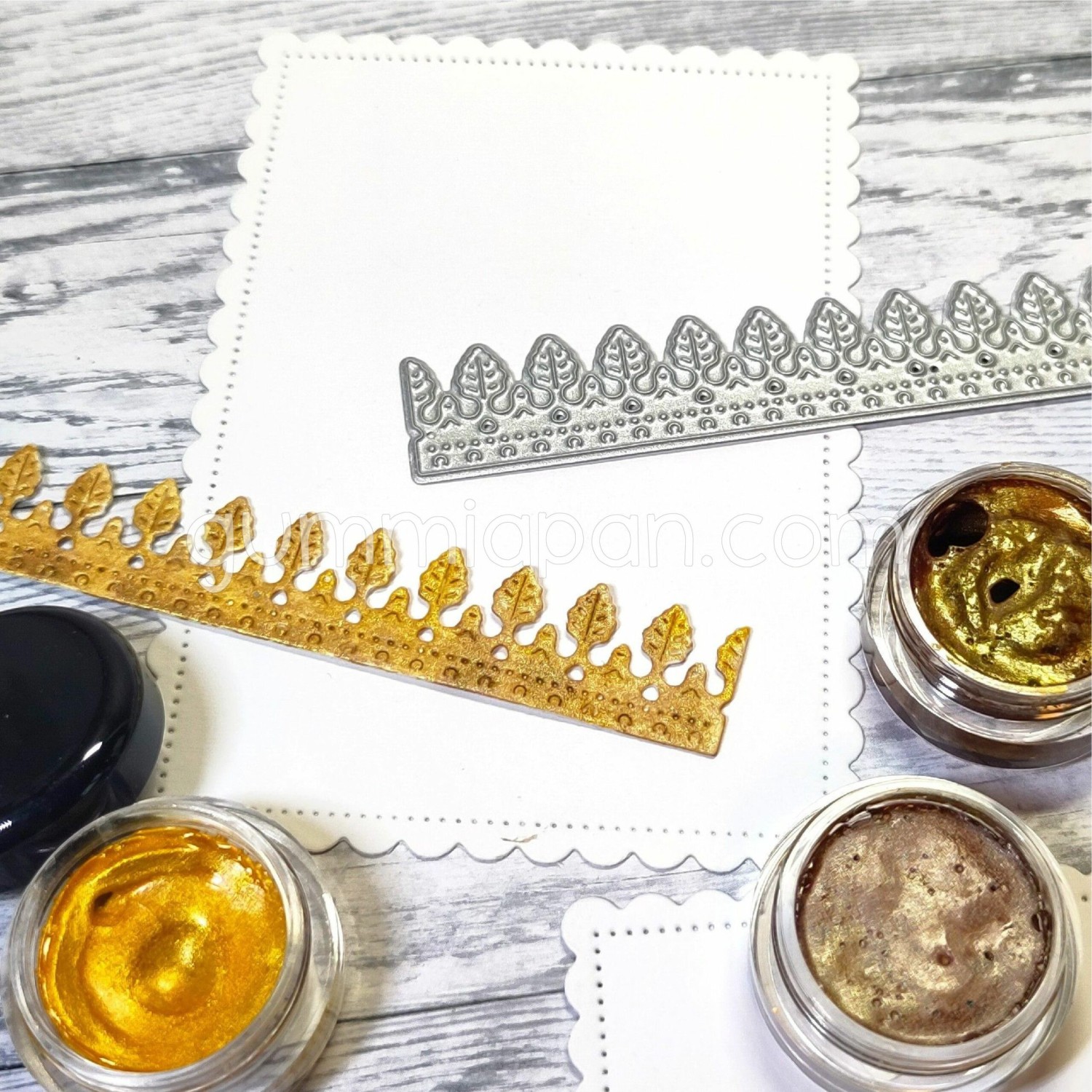 Gummiapan Die  Bord med løv - Bilde 1