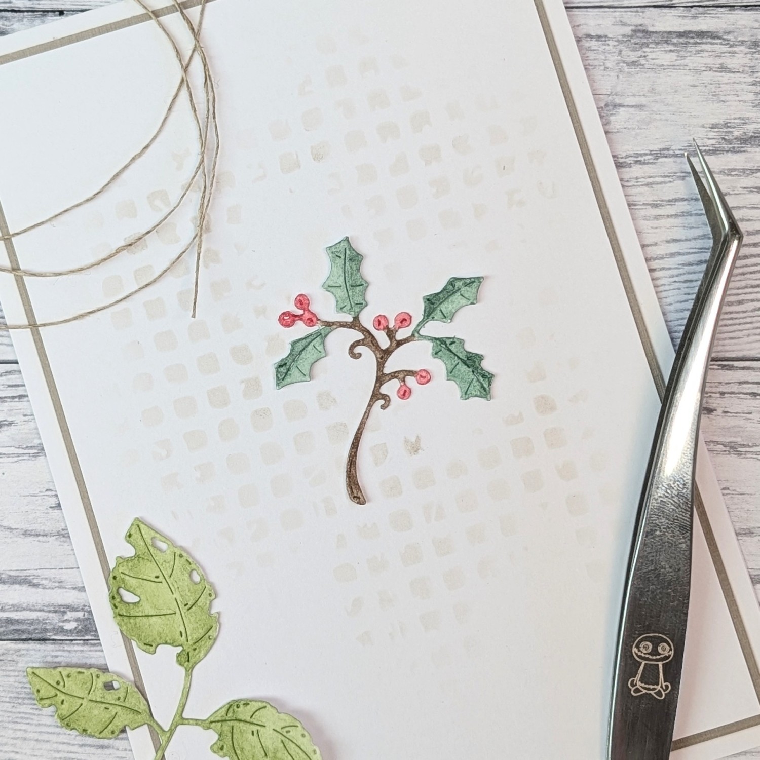 Gummiapan  Liten kristtornskvist - Bilde 1