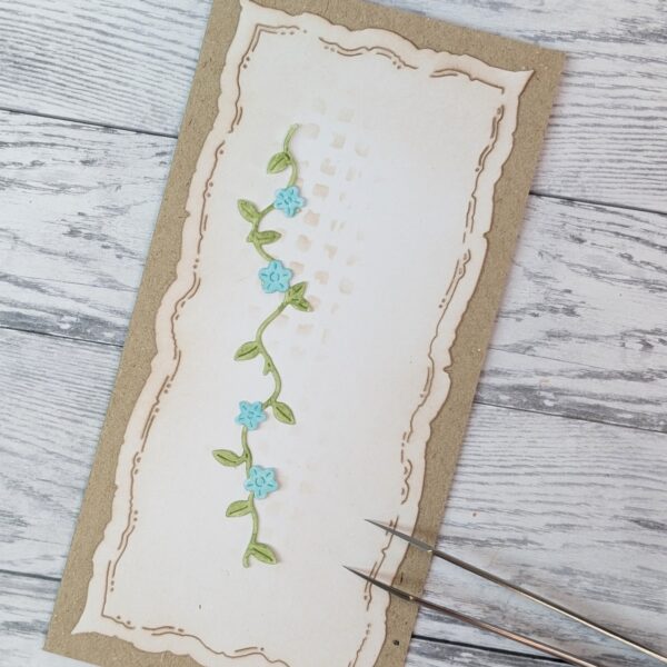 Gummiapan Dies Vinranke Med Blomster
