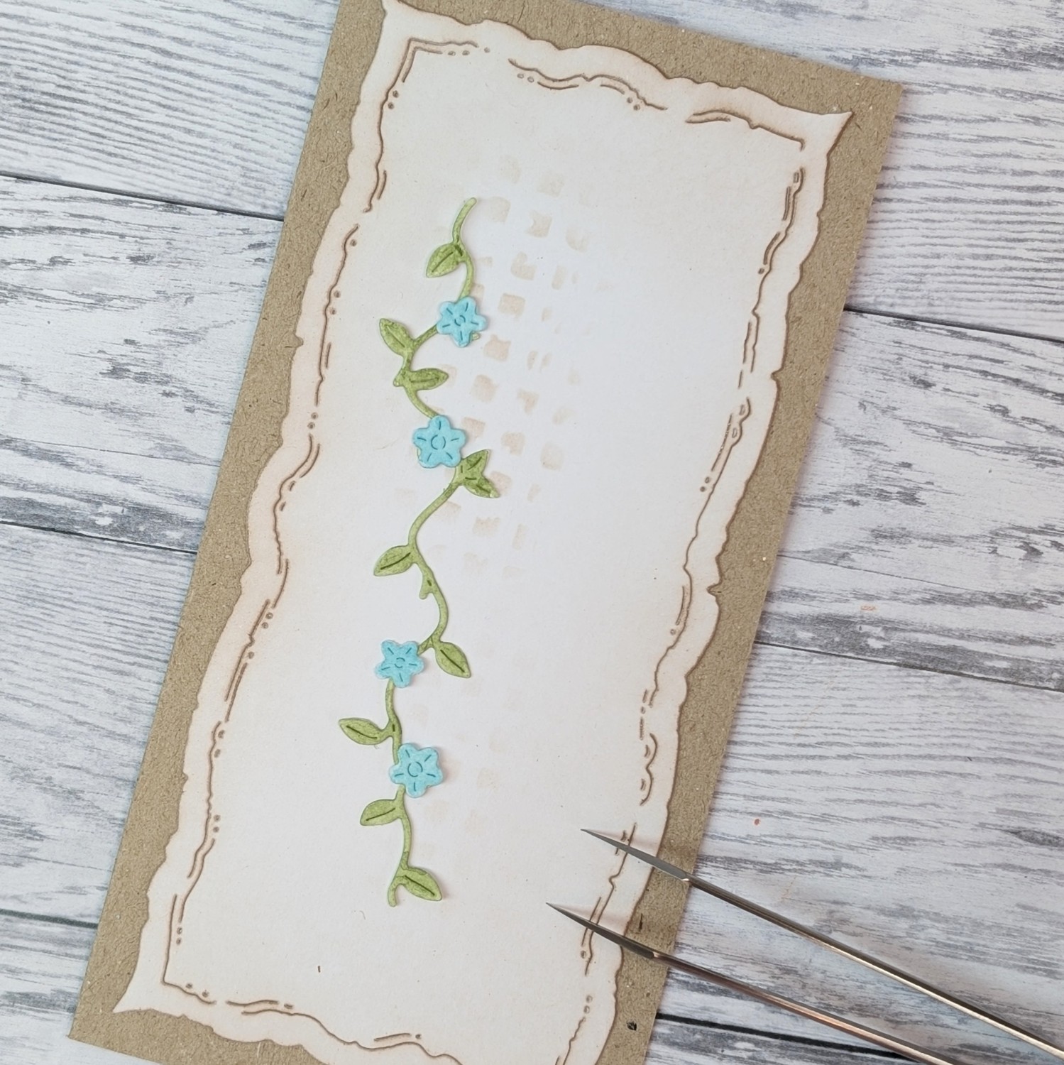 Gummiapan Dies Vinranke Med Blomster - Bilde 1